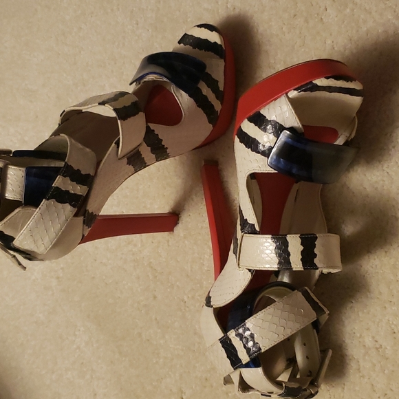 Alexander mcqueen size 39 color red white black and a little blue 💙 100% Authen - Picture 17 of 17